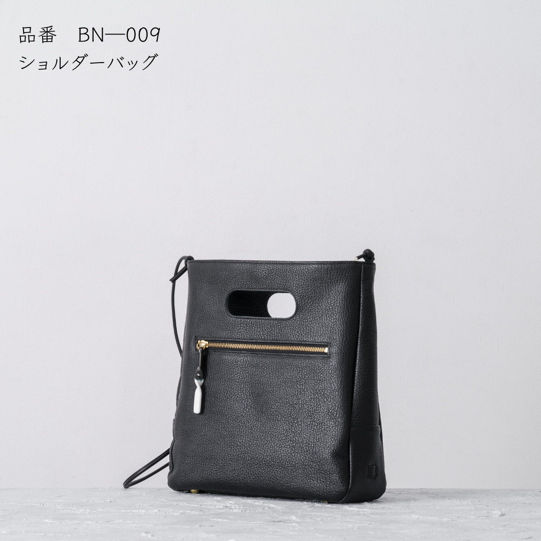 洗練されたレザー×異素材の 組み合わせ(有田焼)