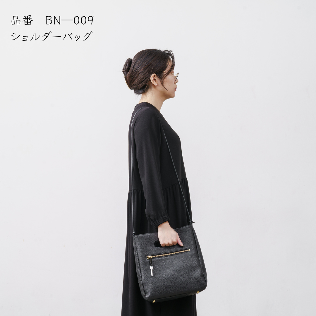 洗練されたレザー×異素材の 組み合わせ(有田焼)